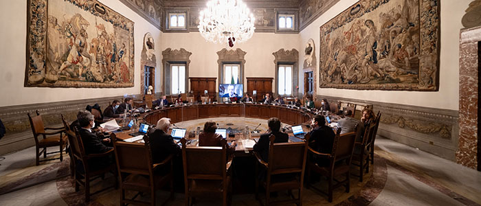 Il presidente del Consiglio Matteo Renzi (s) e il ministro dell'Economia Pier Carlo Padoan, durante la conferenza stampa al termine del Consiglio dei Ministri, Roma, 18 settembre 2015. ANSA/ALESSANDRO DI MEO